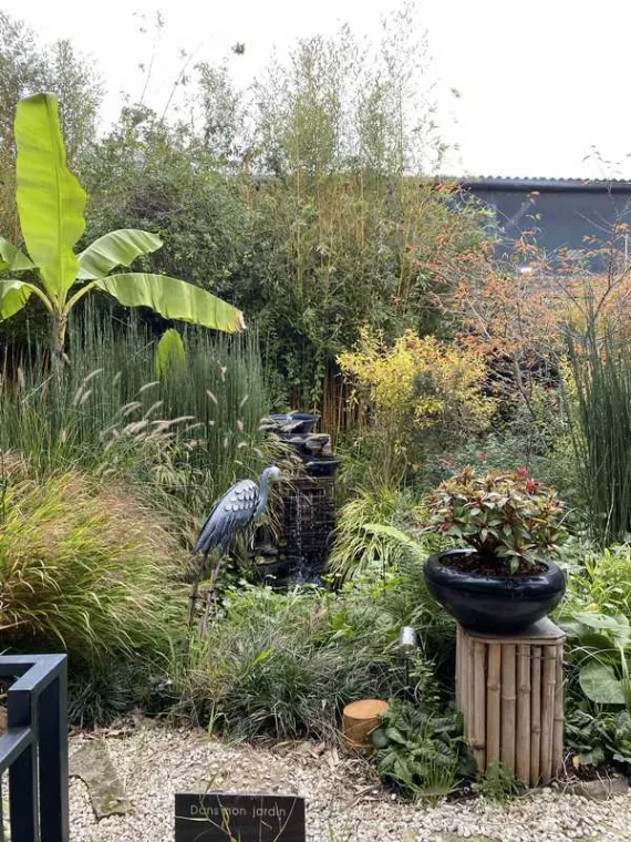 Manger dans un restaurant avec une terrasse fleurie en plein été en famille, Chesnay, La Closerie